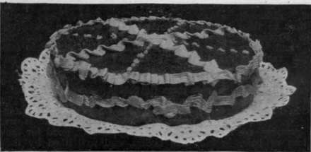 Cake decorated with the Ribbon pipe