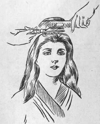 How to achieve the Marcel wave. The comb must remain in the hair, for at the same time that the iron is pressing upwards, the comb draws the hair beyond downwards instead of crimping it