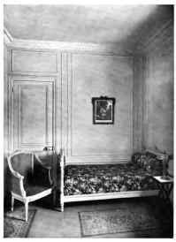 SIMPLE DECORATIVE CHOICE AND ARRANGEMENT OF MATERIALS